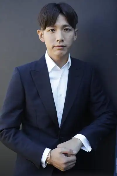 导演赵德胤新片《再见瓦城》亮相威尼斯电影节,主演柯震东黑西装亮相