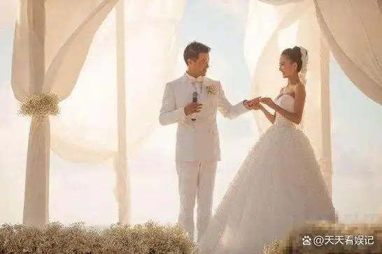 在拍摄《爱在苍茫大地》期间,朱亚文遇见沈佳妮并立刻对她心生好感.