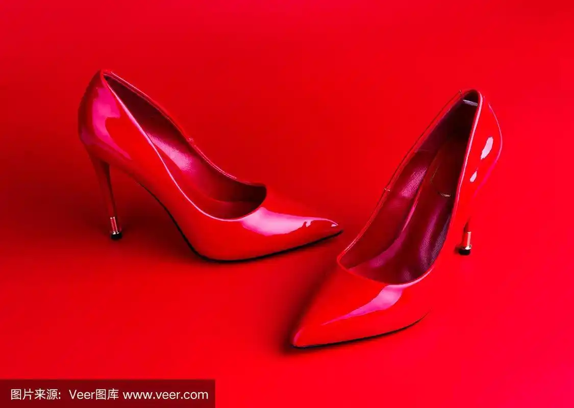 红色高跟鞋的女人鞋在红色的背景
