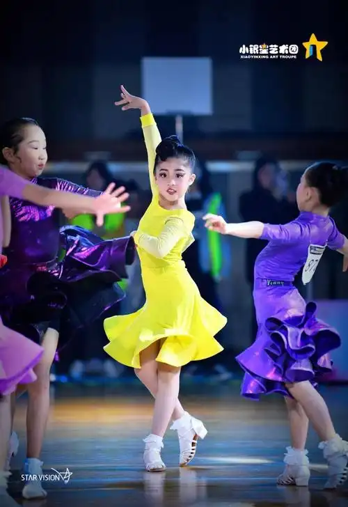 易烊千玺教谢娜跳拉丁舞?神秘视频曝光震惊众人!