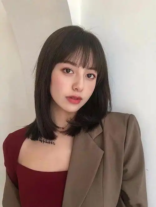 大宽脸适合什么发型 最显气质的烫卷头怎么选