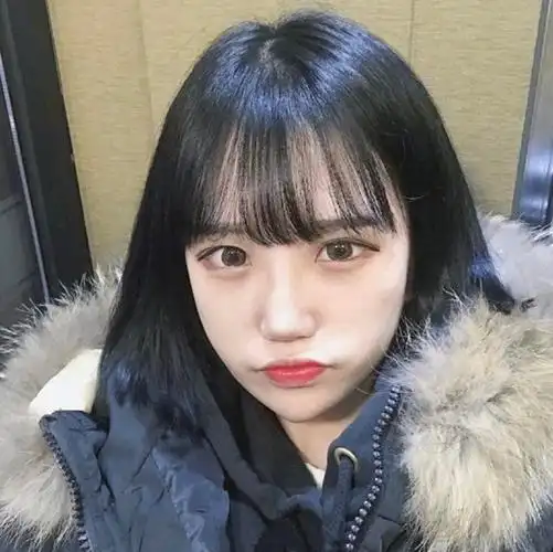 适合学生党选择了,一头乌黑发色很健康也很显清纯感,与齐刘海配在一起