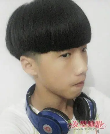男生齐刘海平蘑菇头发型