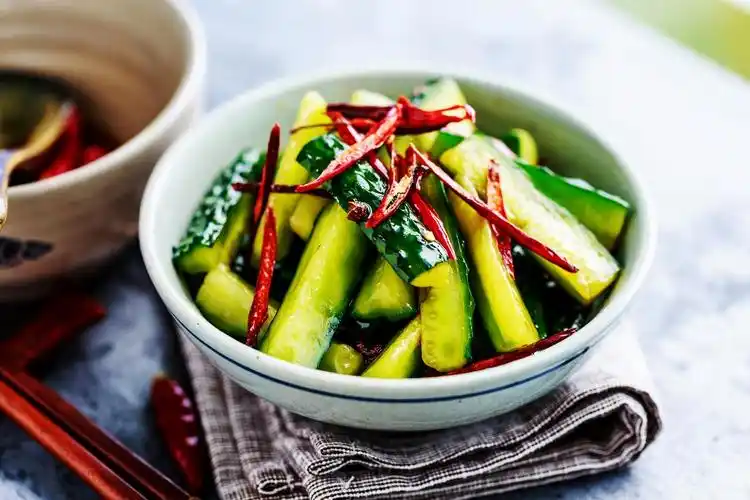 这样做凉拌黄瓜才好吃,清脆好吃又开胃比吃肉还下饭