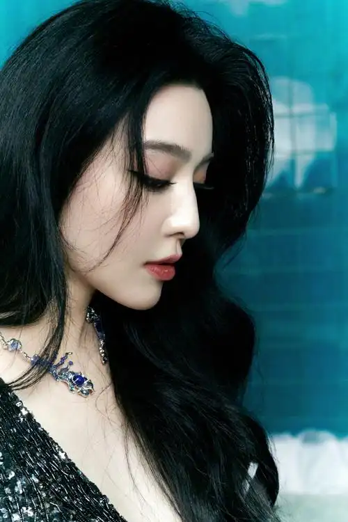 范冰冰超话@范冰冰身着georges hobeika2023秋冬渐变亮片流苏裙出席