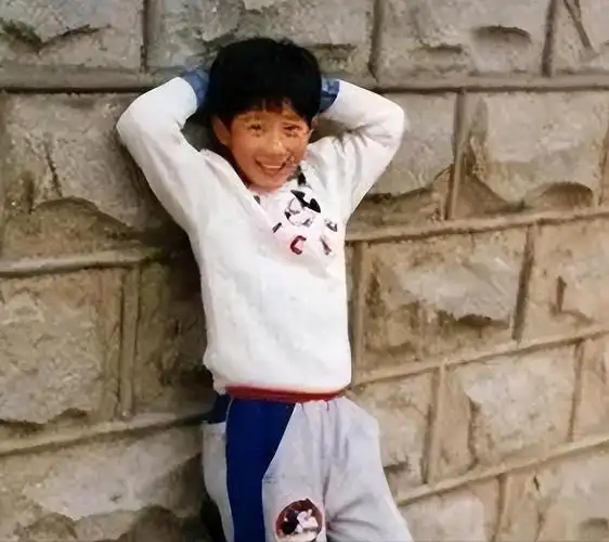 回顾井柏然出生28天父母离异奶奶捡废品将他养大养恩难报