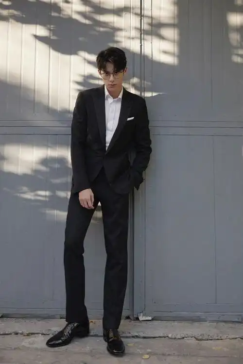 王鹤棣今日活动造型一身黑西装搭配白衬衫