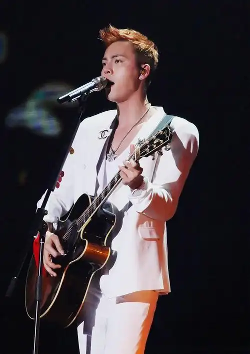 陈伟霆# #陈伟霆insideme巡演# w-station陈伟霆高铁站的照片 -微