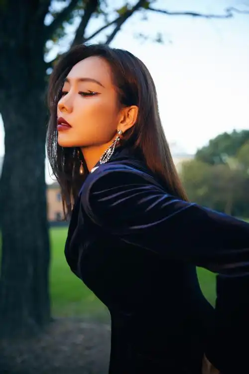 简介:王霏霏丝绒西装魅力写真图片,分享一组王霏霏图片给大家,图中的