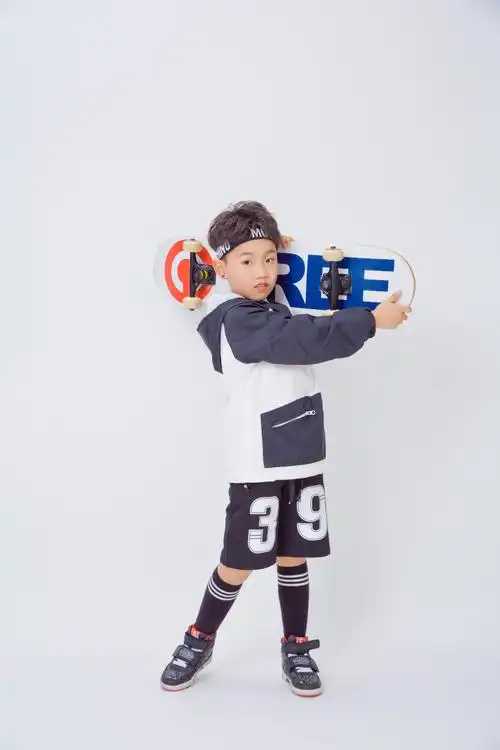 我------七岁单眼皮小男孩活力版