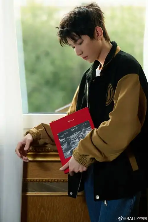 王源工作室在环游世界吗##王源米兰时装周库存图