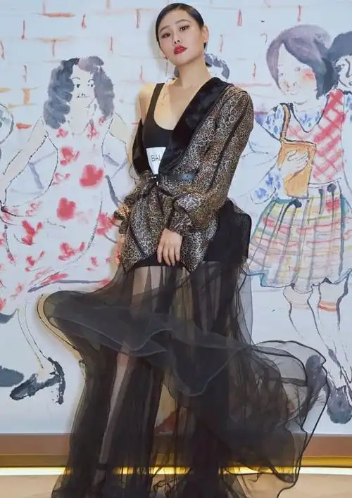 袁娅维真敢穿出来,里面配的是泳衣吗?身材好到让人移不开眼!