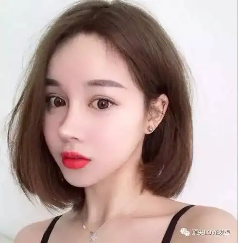 齐下巴的短发,发尾内扣,这样的发型美的不可方物,或中分,或刘海,轻松