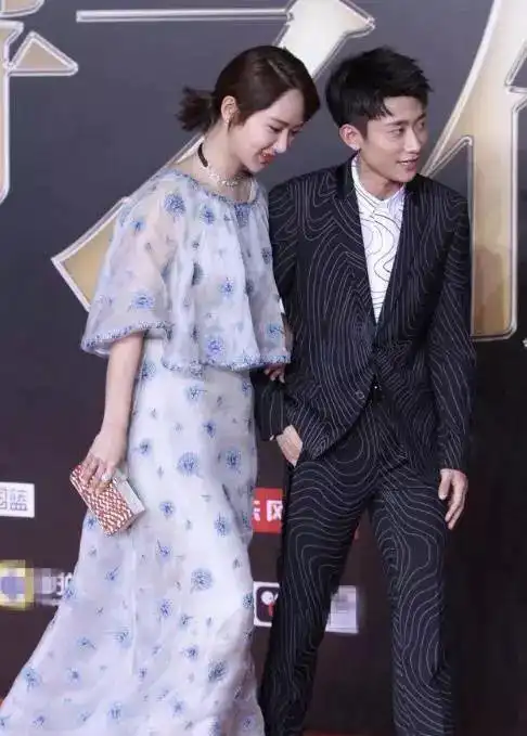 杨紫生日张一山晒出情侣装合影陪你长大陪你恋爱陪你走一生