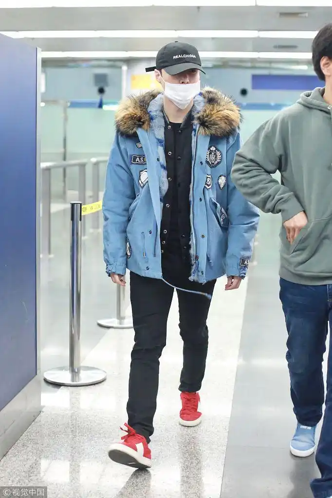 张艺兴蓝色毛领大衣配休闲裤低调现身 口罩帽子全副武装与助同行