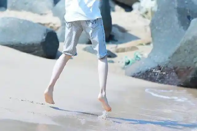 那就看看这个吧~tfboys和她合影,王俊凯笑易烊千玺严肃,王