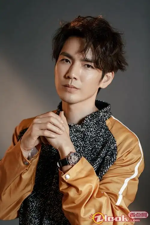 钟汉良最新杂志封面发布 眼神深邃卷发迷人