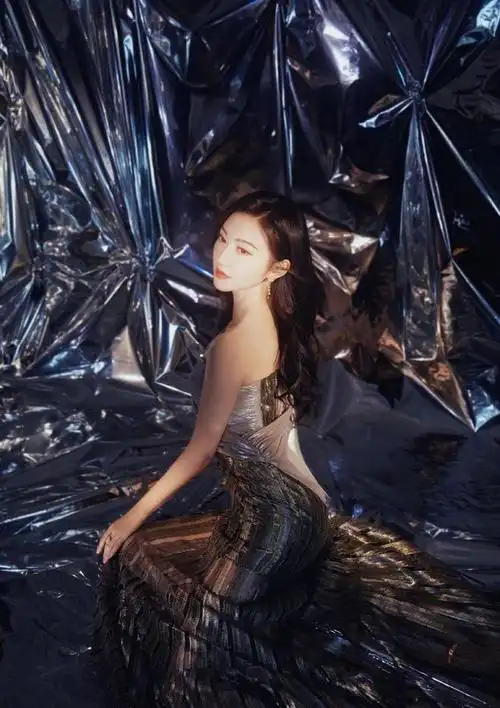 景甜的贵气感藏不住了穿亮面裙显出曲线身材真看不出有赘肉