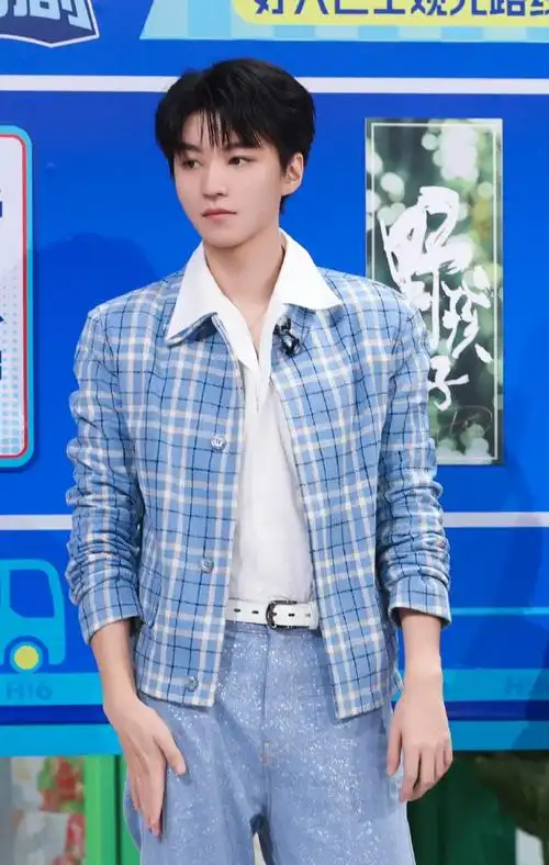 amiri##王俊凯蓝色格纹v领西装