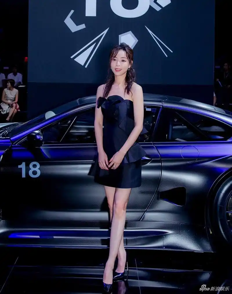 组图:张静初黑色抹胸礼服出席活动 大秀雪肌美腿_高清图集_新浪网