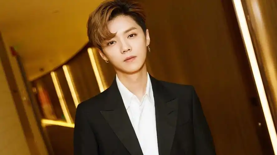 40m上传时间:2020-06-16壁纸标签:鹿晗明星明星风尚壁纸封面图鹿晗