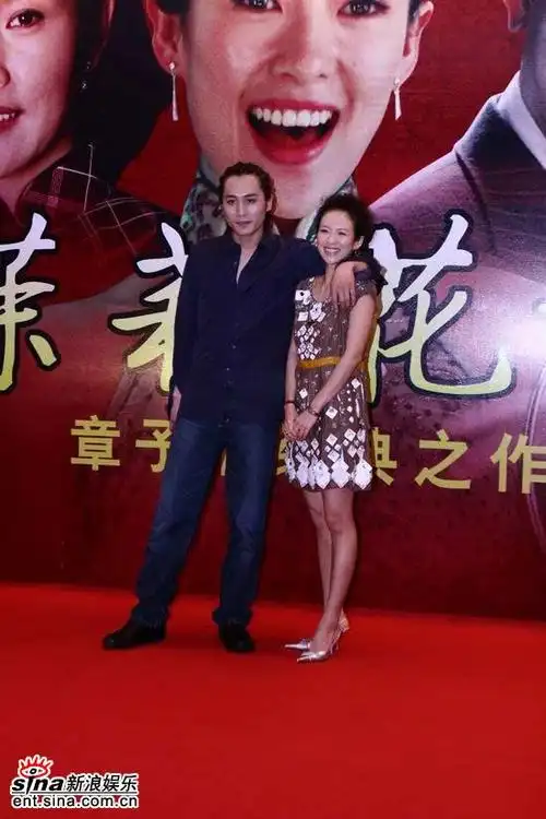 图文:《茉莉花开》新闻发布会-刘烨章子怡合影