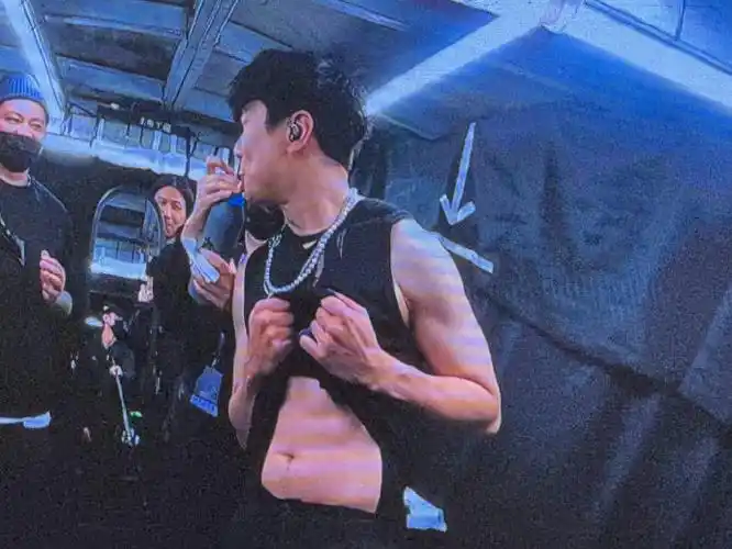 腹肌粉在哪里?05    #亚洲天王林俊杰#  @林俊杰