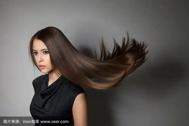 美丽的模特与光滑的飞扬的头发
