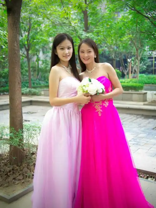 清纯美女 姐妹花甜美婚纱写真美女图片