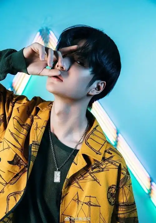 王一博这么可爱的锁骨果真是穿啥都好看_高清图集_新浪网