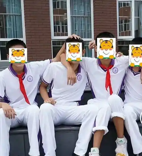 北京多所高中校服闪亮出镜