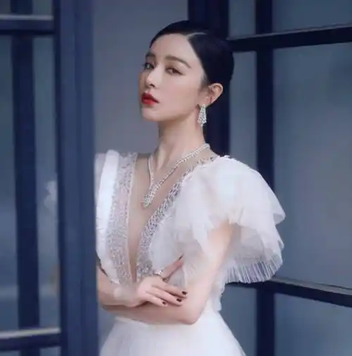 阚清子再被曝恋情,与神秘男子逛家居店后回酒店,谢彬彬成过去式_事业