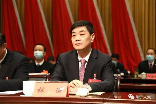 阜宁县人民政府县长张利华出席会议◇中共阜宁县委书记徐华明朝席