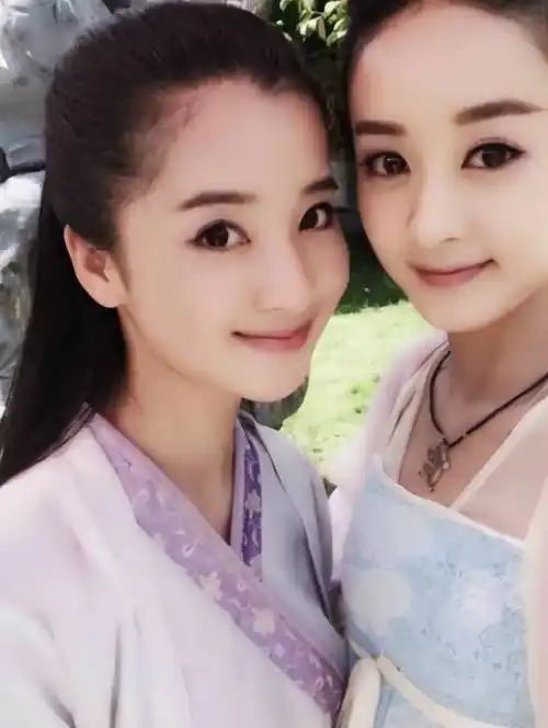 李一桐飞机上不雅行为惹争议,被网友骂上热搜,人民日报曾怒批_赵丽颖