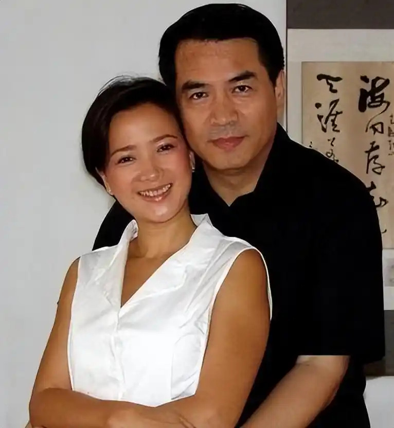 歌唱演员廖京生(别人是少年夫妻老来伴他们两人则是半路夫妻至白头)