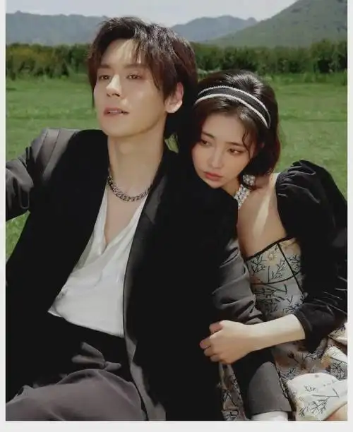 许佳琪魏哲鸣合体拍七夕大片同色系穿搭颜值登对互动亲密自然