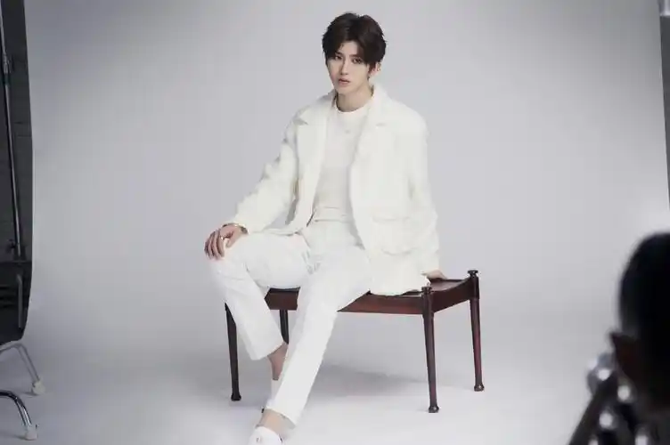 时尚芭莎2019年2月刊封面蔡徐坤其实我不是你们想的那样