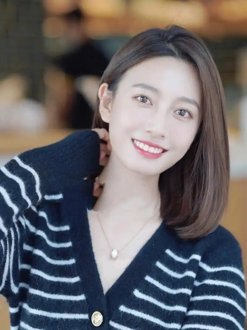 气质温柔免打理齐肩锁骨发/适合肉脸大饼脸 9292这是一款巨气质显