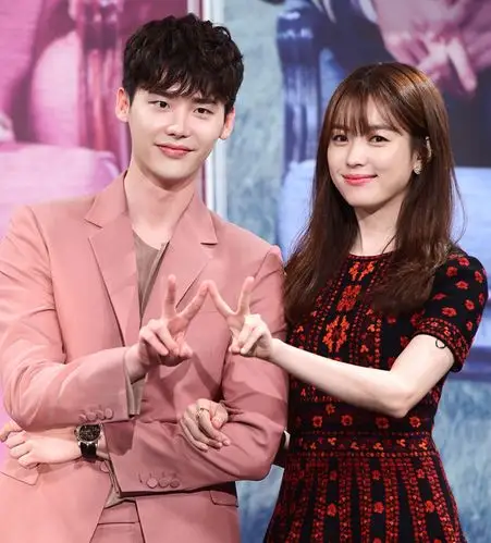 韩孝周红唇美艳登封面 新剧和二硕擦出火花