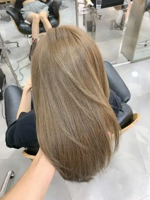 奶茶棕灰色显白发色