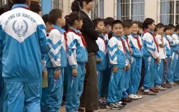 小学女孩校服图片-好运到教育网