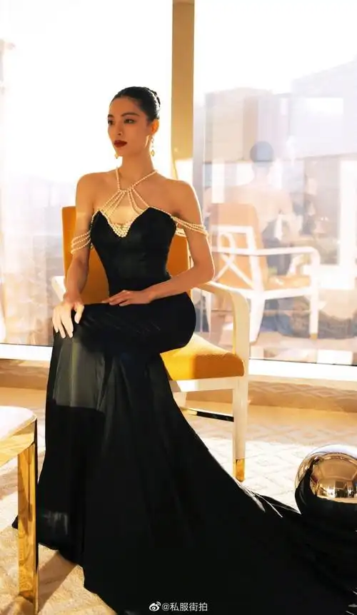 钟楚曦黑色珍珠鱼尾裙出席澳门国际电影节