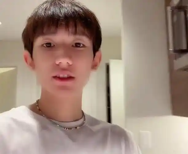 可以看到,王源在镜头前应该是没有化妆的,素颜出镜的他依旧帅气.