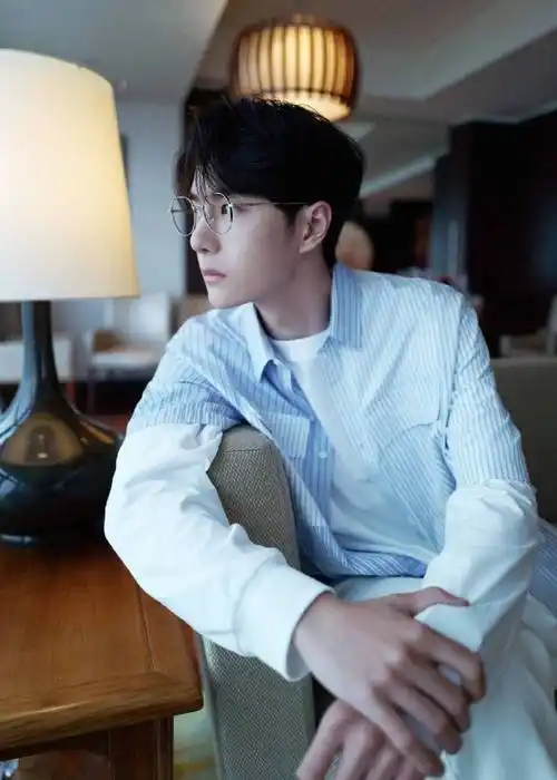 想见你想见你~一博戴眼镜帅呆了~@uniq-王一博#王一博