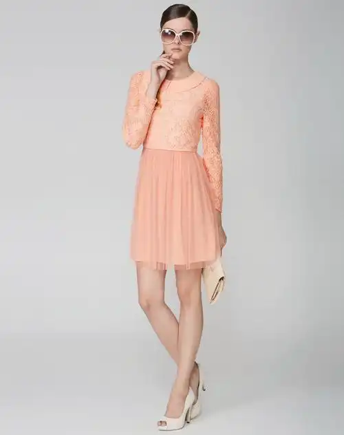 浅粉色打底蕾丝连衣裙