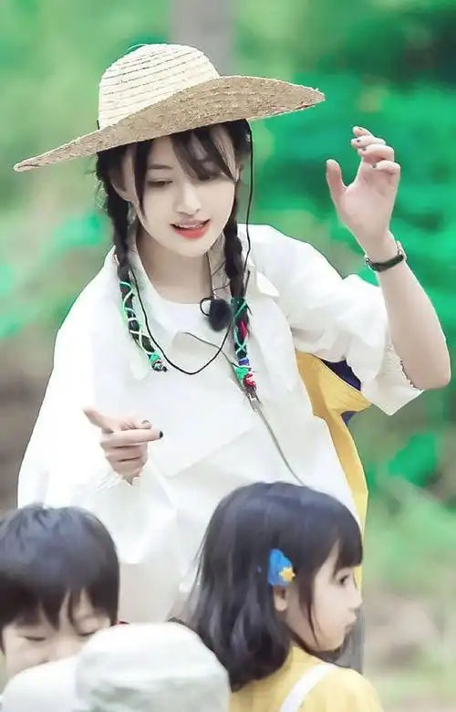 郑爽身穿蓝色复古校服,扎高马尾笑容超温柔,仿佛回到了学生时代