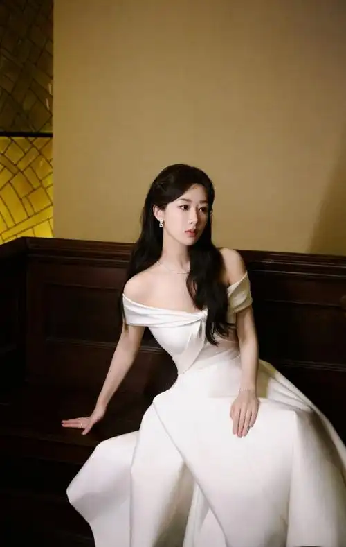 杨紫露肩白裙,好温柔啊,搭配卷发优雅气质造型简直一绝