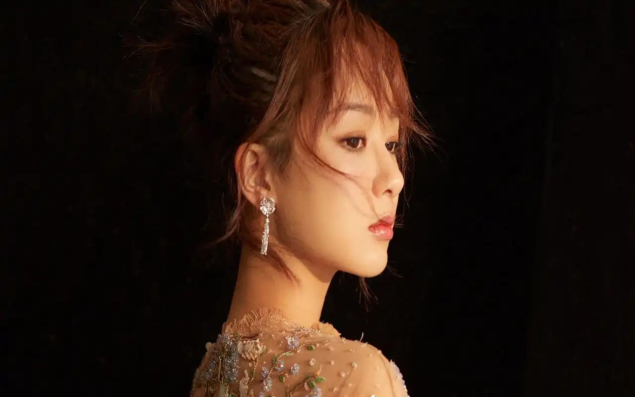 杨紫性感优雅写真桌面壁纸