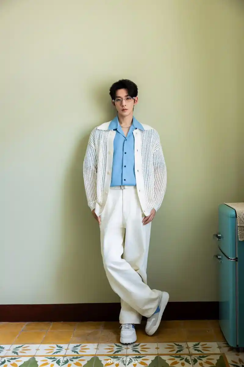 邓为可是在现场害羞的叫了姐姐,一群女饿狼粉丝们齐声答应哎.