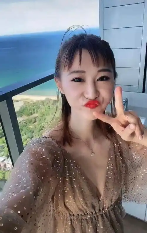 黄一惠全程嘟起嘴吧,做可爱卖萌造型,黄一惠化着精致的妆容,尤其是